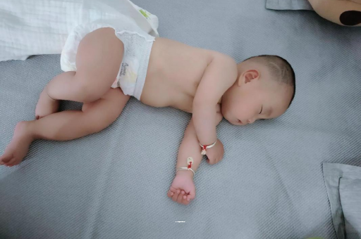 广东几个月宝宝会抬头